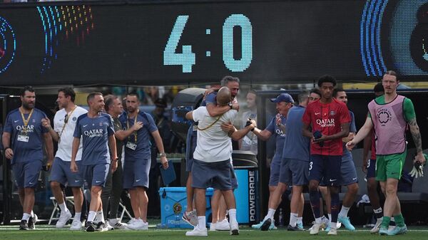 Главный тренер ПСЖ Луис Энрике празднует победу в полуфинальном матче Клубного чемпионата мира ФИФА 2025 между ПСЖ и Реалом - Sputnik Беларусь