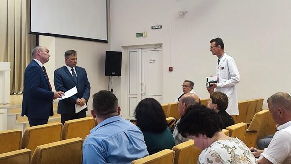 Министр здравоохранения Беларуси Александр Ходжаев проводит совещание в Могилеве - Sputnik Беларусь