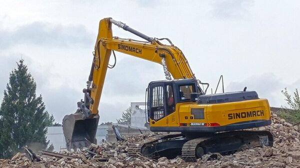 Экскаватор работает на сносе зданий - Sputnik Беларусь