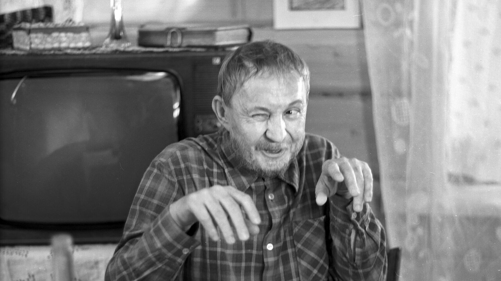 Актер Борис Кузьмич Новиков в художественном фильме Белые Росы