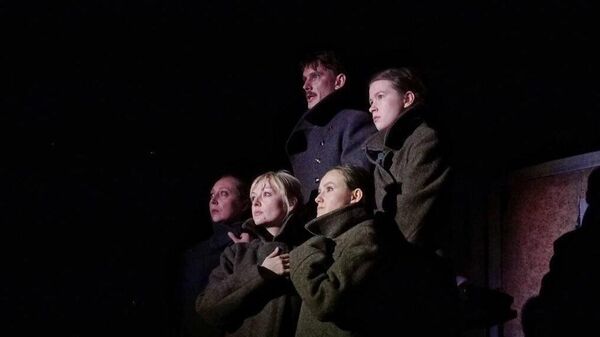 Сцэна са спектакля Не пакідай мяне Маскоўскага тэатра-студыі Усевалада Шылоўскага - Sputnik Беларусь