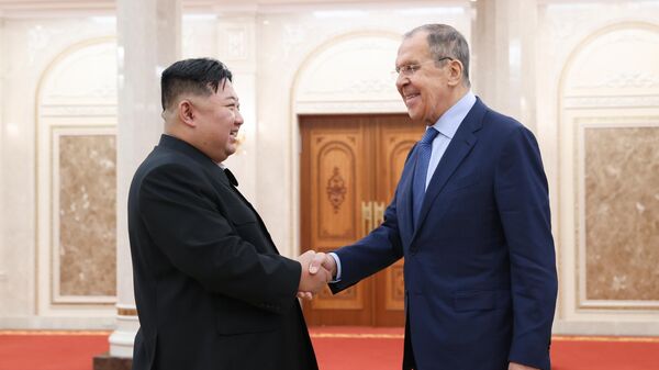 Міністр замежных спраў РФ Сяргей Лаўроў падчас сустрэчы з лідfрам КНДР Кім Чэн Ынам - Sputnik Беларусь