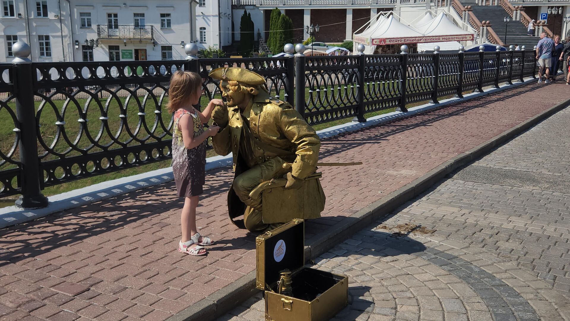 Гости фестиваля могут сделать фотографию с живыми скульптурами Гости фестиваля могут сделать фотографию с живыми скульптурами - Sputnik Беларусь, 1920, 12.07.2025