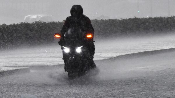 Мотоциклист во время дождя  - Sputnik Беларусь