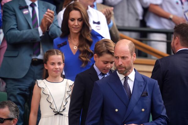 Принц и принцесса Уэльские прибыли с принцем Джорджем и принцессой Шарлоттой. - Sputnik Беларусь