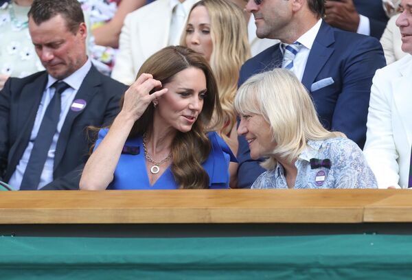 По левую руку Кэтрин сидела бывшая теннисистка, а ныне председатель Всеанглийского теннисного клуба Дебби Джевонс.  - Sputnik Беларусь