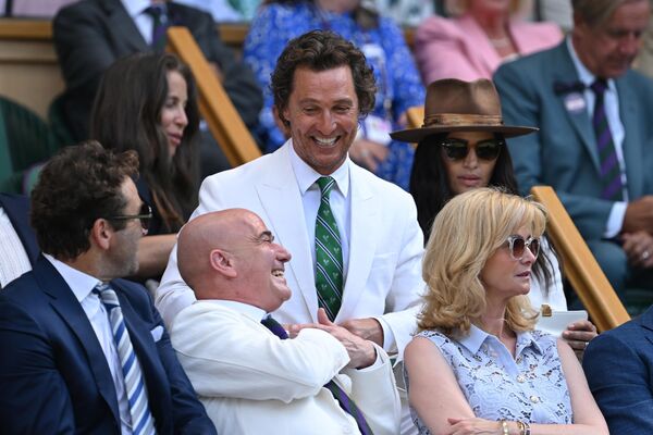 Мэтью Макконахи на финальный поединок турнира пришел в белом костюме (на фото – здоровается с Андре Агасси). - Sputnik Беларусь