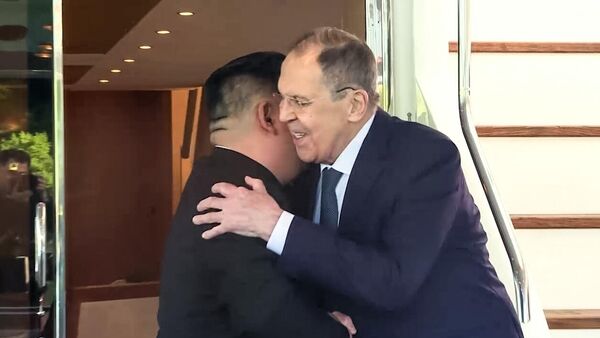 Министр иностранных дел РФ Сергей Лавров и председатель государственных дел Корейской Народно-Демократической Республики Ким Чен Ын (слева) во время встречи в Вонсане - Sputnik Беларусь