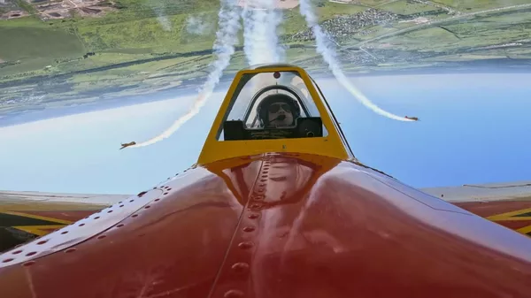 Фигуры высшего пилотажа на Як-52 и Як-54 ― видео из кабины пилотов - Sputnik Беларусь