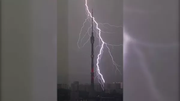Ливень, потоп на улицах и молния на фоне Останкинской башни в Москве - Sputnik Беларусь