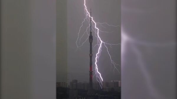 Ливень, потоп на улицах и молния на фоне Останкинской башни в Москве - Sputnik Беларусь