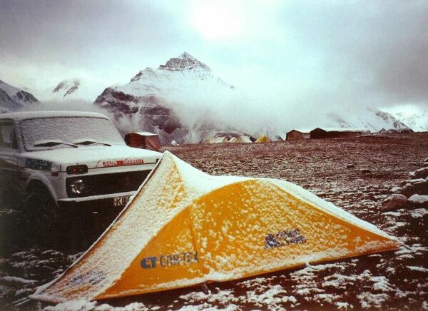 В 1978 году ВАЗ-2121 был награжден золотой медалью и признан лучшим автомобилем своего класса на международной выставке в Брно.В 1998-м &quot;Нива&quot; своим ходом поднялась на Эверест, на высоту 5200 метров, в том же году, будучи сброшенной с парашютом, она оказалась в Арктике и своим ходом добралась до Северного полюса, а уже в следующем году забралась в Гималаи на высоту 5726 метров.Серийный автомобиль отработал без серьезных поломок 15 лет в Антарктиде на станции &quot;Беллинсгаузен&quot;.Спортивные варианты &quot;Нивы&quot; становились призерам таких ралли, как Париж – Дакар, Париж –Тунис, Париж – Пекин и других гонок. - Sputnik Беларусь