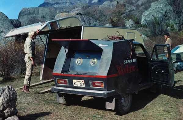 &quot;Нива&quot; часто снималась в кино, причем не только советском, но и зарубежном. К примеру, владельца белой &quot;Лады&quot; искали герои фильма &quot;Багровые реки&quot;. &quot;Нива&quot; исполнила и главную &quot;нечеловеческую&quot; роль в фильме &quot;Мираж&quot; (Рижская киностудия, 1983 год, кадр из фильма на снимке выше) – напичканной деньгами бронемашины, которую похитили преступники. &quot;Актриса&quot; не дожила до наших дней, однако латвийские энтузиасты воссоздали &quot;бронемашину&quot;, имея под рукой серийную &quot;Ниву&quot; 1997 года, металл и нужные инструменты. - Sputnik Беларусь