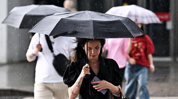 Девушка во время дождя  - Sputnik Беларусь