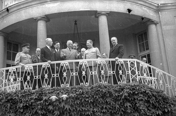Гары Трумэн, Іосіф Сталін, Вячаслаў Молатаў на балконе. - Sputnik Беларусь