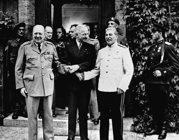 Премьер-министр Великобритании Уинстон Черчилль, президент США Гарри Трумэн, председатель Совета народных комиссаров СССР и председатель Государственного комитета Обороны СССР, секретарь ЦК ВКП (б) Иосиф Сталин у входа во дворец Цецилиенхоф 23 июля 1945 года. Премьер-министр Великобритании Уинстон Черчилль, президент США Гарри Трумэн, председатель Совета народных комиссаров СССР и председатель Государственного комитета Обороны СССР, секретарь ЦК ВКП (б) Иосиф Сталин у входа во дворец Цецилиенхоф 23 июля 1945 года. - Sputnik Беларусь
