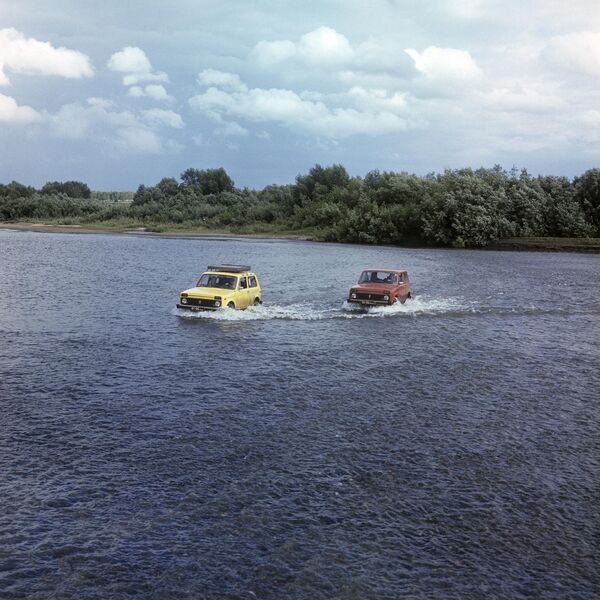Испытания велись в условиях строжайшей секретности, &quot;по легенде&quot; на заводе шли испытания нового румынского внедорожника.&quot;Нива&quot; унаследовала от освоенных ВАЗом &quot;Жигулей&quot; многие узлы и агрегаты: коробку передач взяли от ВАЗ-2106, мотор от этой же модели модифицировали, а салон позаимствовали практически не меняя. Помимо прочих соображений, такое решение было экономически оправданно.Но в процессе создания появились и новые решения, сделавшие &quot;Ниву&quot; уникальной в своем роде: на внедорожнике такого класса были впервые применены несущий кузов, независимая передняя подвеска, передние дисковые тормоза и постоянный полный привод.На фото: внедорожники ВАЗ-2121 &quot;Нива&quot; на испытаниях в Сибири. Август 1977 года. - Sputnik Беларусь