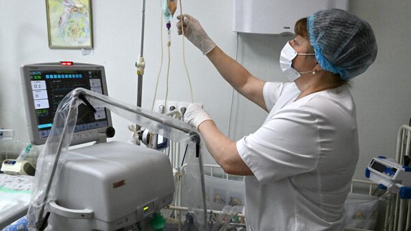 Медицинский сотрудник в палате - Sputnik Беларусь