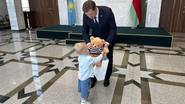 Алексей Богданов и найденный в Казахстане мальчик - Sputnik Беларусь