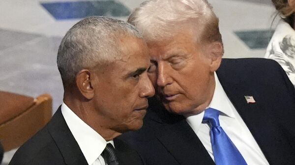 Бывший президент США Барак Обама беседует с президентом Дональдом Трампом  - Sputnik Беларусь