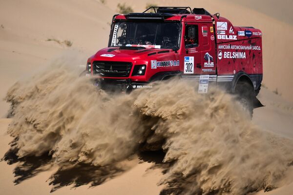 Гонщики команды &quot;МАЗ-СПОРТавто&quot; Сергей Вязович, Павел Гаранин и Андрей Крагельский (экипаж 302) на дистанции 8-го этапа &quot;Алтай – Алтай&quot;.  - Sputnik Беларусь