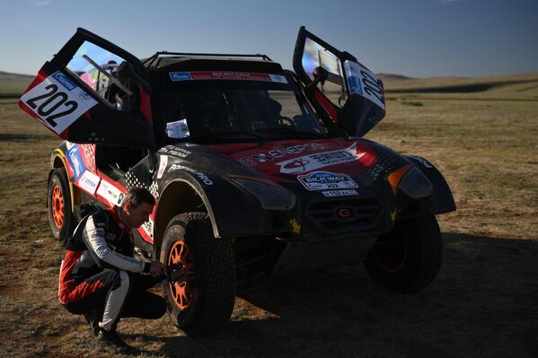 Штурман команды &quot;НГ-ЭНЕРГО&quot; Дмитрий Карпов (экипаж 202) перед стартом 6-го этапа &quot;Улан-Батор – Баянхонгор&quot;. - Sputnik Беларусь