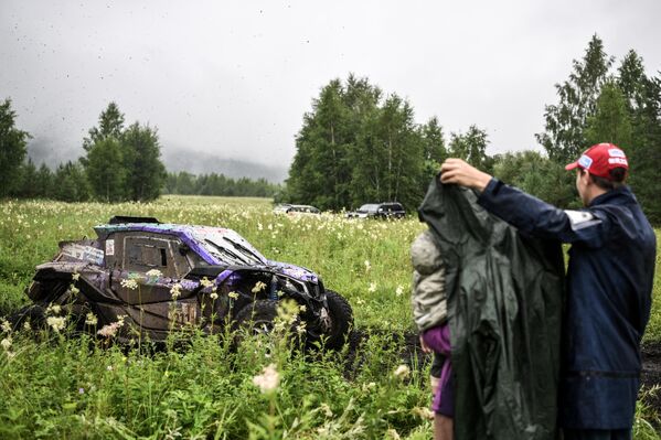 Гонщики команды &quot;Xesha Motorsport&quot; Татьяна Сычева и Александр Алексеев (экипаж 211) на дистанции 2-го этапа &quot;Иркутск – Байкальск&quot;. - Sputnik Беларусь