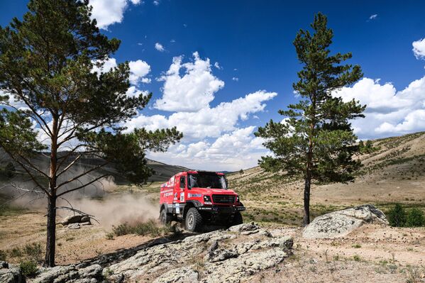 Гонщики команды &quot;МАЗ-СПОРТавто&quot; Виталий Мурылев, Александр Швед и Евгений Тиунель (экипаж 309) на дистанции 4-го этапа &quot;Улан-Удэ – Улан-Батор&quot;.  - Sputnik Беларусь