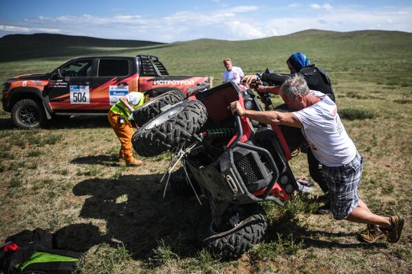 Пилоты The Grand Tour помогают мотогонщику команды &quot;RM SPORT компании Русская механика&quot; Дмитрию Калинину на дистанции 5-го этапа &quot;Улан-Батор – Улан-Батор&quot;. - Sputnik Беларусь