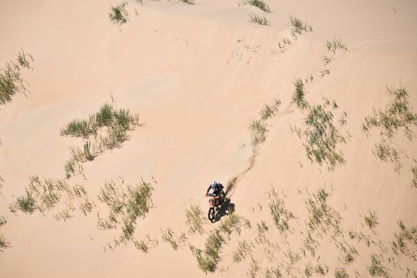 Мотогонщик команды &quot;ММК&quot; Олег Павленко (1) на дистанции 8-го этапа &quot;Алтай – Алтай&quot;. - Sputnik Беларусь