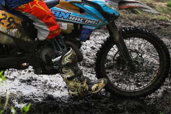 Мотогонщик команды &quot;BN Racing&quot; Евгений Озол на дистанции 3-го этапа &quot;Байкальск – Улан-Удэ&quot;. - Sputnik Беларусь