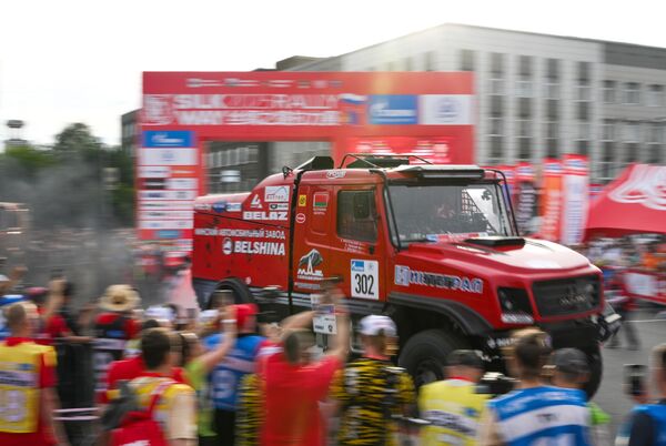 Гонщики команды &quot;МАЗ-СПОРТавто&quot; Сергей Вязович, Павел Гаранин и Андрей Крагельский на торжественной церемонии старта ралли &quot;Шелковый путь – 2025&quot; в Иркутске.  - Sputnik Беларусь