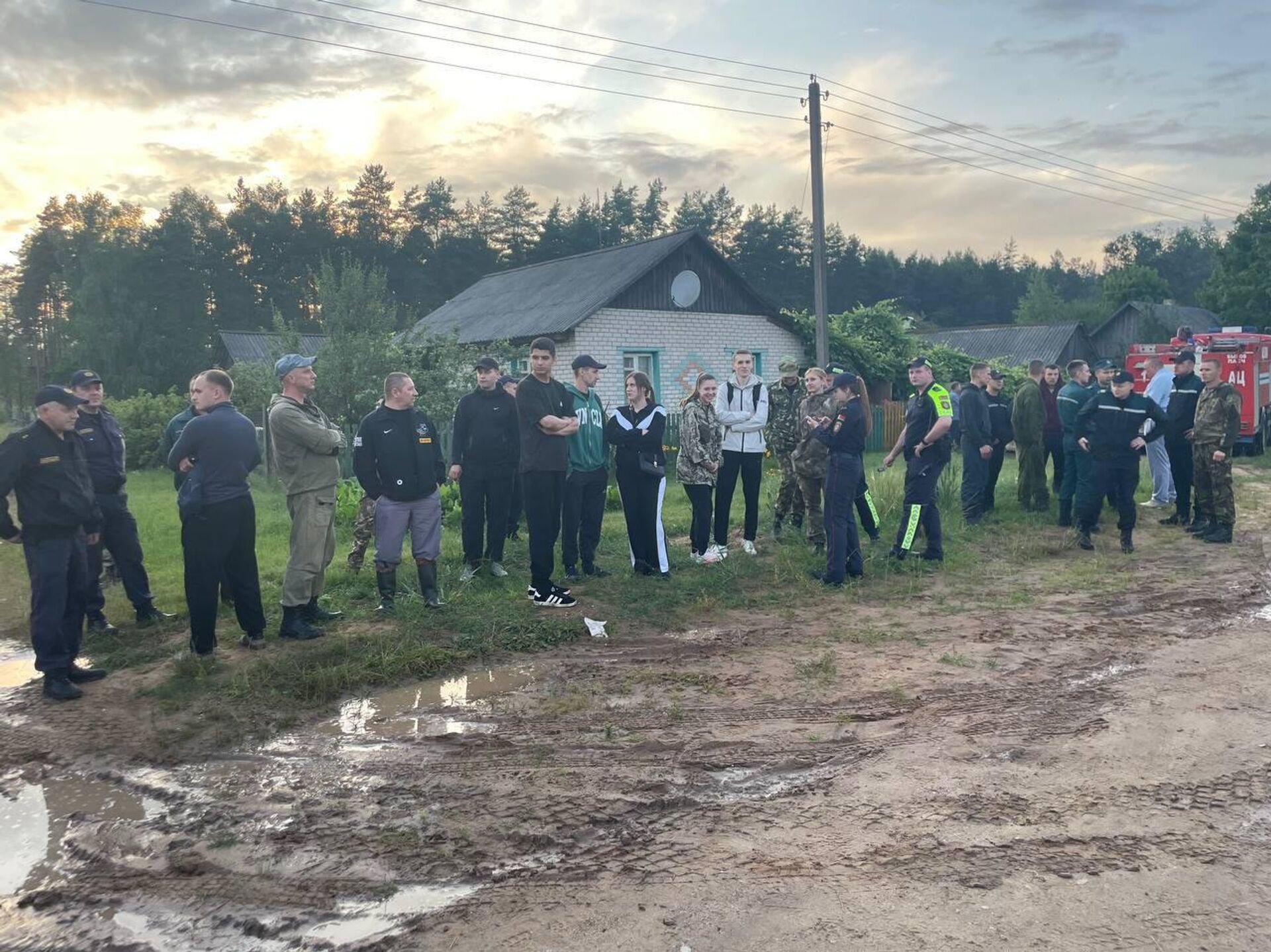 Потерявшуюся в лесу девочку искали около 300 человек - Sputnik Беларусь, 1920, 20.07.2025