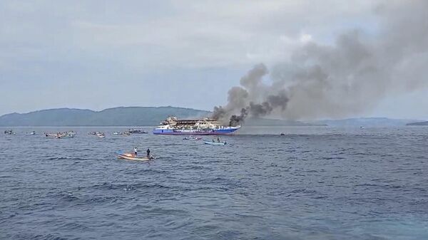Клубы дыма над пассажирским судном KM Barcelona у берегов острова Талисе в Северном Сулавеси, Индонезия - Sputnik Беларусь