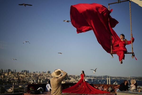 Исключительные кадры получаются в студиях под открытым небом с видом на Босфор в Стамбуле, Турция. - Sputnik Беларусь