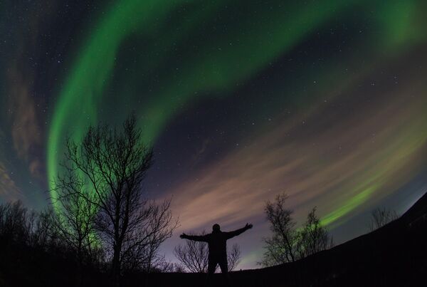 Полярное (северное) сияние  неизменно притягивает фотографов, есть даже конкурсы на лучший снимок именно этого небесного явления. Снимок для личной коллекции можно сделать в окрестностях российского Мурманска.  - Sputnik Беларусь