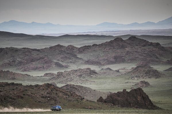 Гонщики команды &quot;КАМАЗ-мастер&quot; Антон Шибалов, Александр Куприянов, Даниил Телепов (экипаж 305) на дистанции 7-го этапа &quot;Баянхонгор – Алтай&quot;. - Sputnik Беларусь
