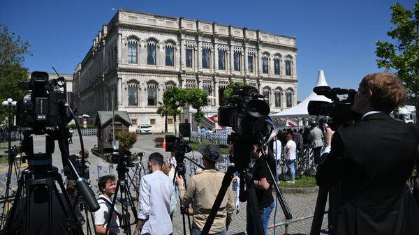 Журналисты у дворца Чираган в Стамбуле - Sputnik Беларусь