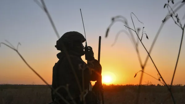Военнослужащий расчета РСЗО 9К55 Град-1 в зоне СВО - Sputnik Беларусь