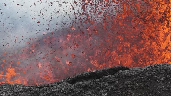 Плавятся даже камни: в Исландии снова проснулся древний вулкан - Sputnik Беларусь