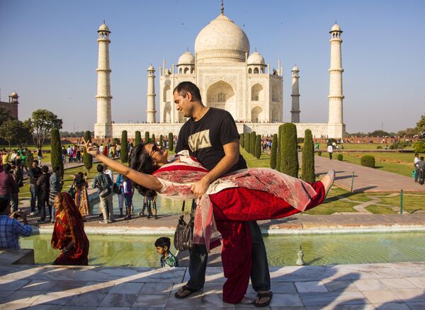 Всемирно известный символ Индии – Тадж-Махал в Агре – вне всяких сомнений достоин и посещения, и кадра в личной коллекции. - Sputnik Беларусь