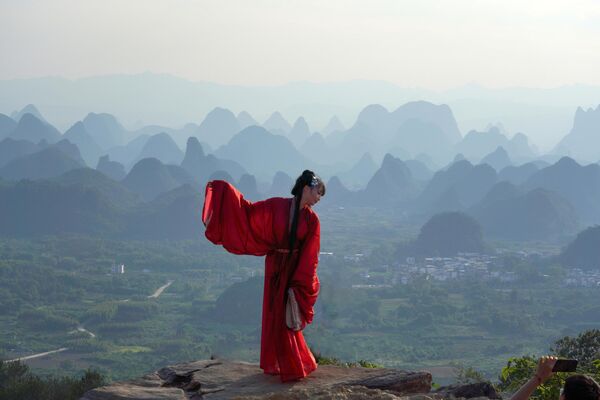 Карстовые ландшафты городского округа Гуйлинь по праву считаются одними из самых живописных в Китае, охраняются государством как национальный парк. - Sputnik Беларусь