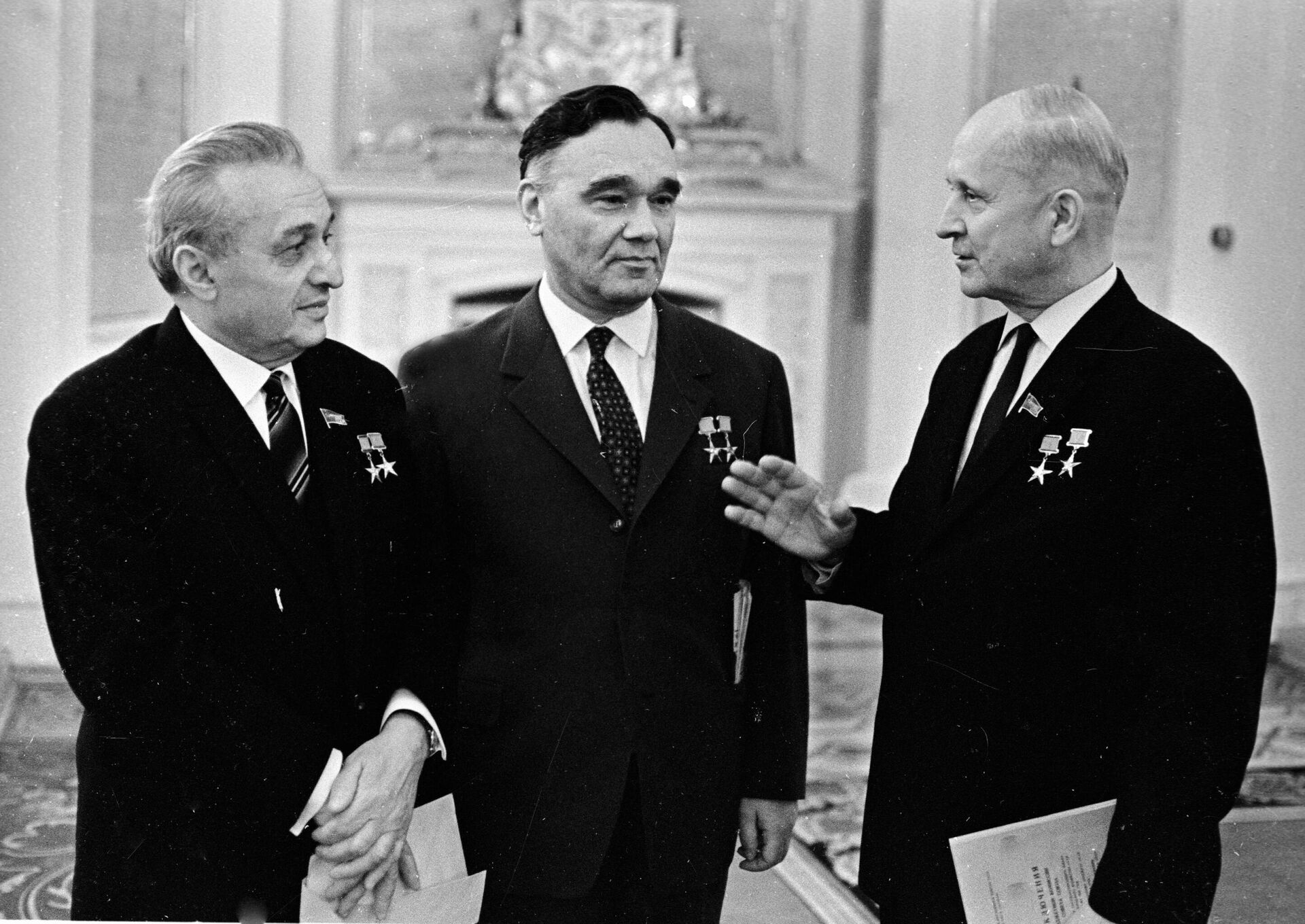 Авиаконструкторы Артем Микоян, Александр Яковлев и Павел Сухой (слева направо) в Георгиевском зале Большого Кремлеского Дворца Авиаконструкторы Артем Микоян, Александр Яковлев и Павел Сухой (слева направо) в Георгиевском зале Большого Кремлеского Дворца - Sputnik Беларусь, 1920, 22.07.2025
