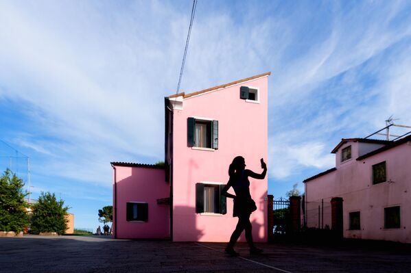 Италия – прекрасный фон для жизни, путешествий, съемок. выбрать какую-то одну локацию – не самая простая задача. Остров Бурано, один из 118 островов Венецианской лагуны, несомненно подарит яркое обрамление для снимков. - Sputnik Беларусь