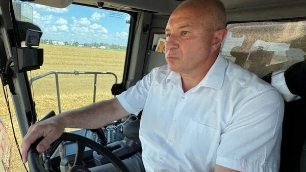 Юрий Караев за рулем комбайна - Sputnik Беларусь