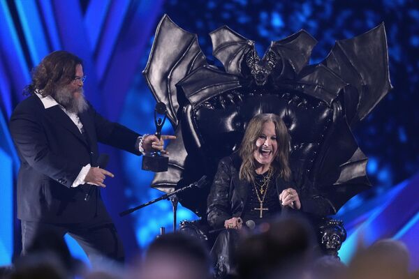 Как член группы Black Sabbath Осборн внесен в Зал славы рок-н-ролла США, а в Зал славы британской музыки он входит и как участник группы, и как сольный исполнитель. На фото: Джек Блэк (слева) и Оззи Осборн на 39-й ежегодной церемонии введения в Зал славы рок-н-ролла в субботу, 19 октября 2024 года, в Rocket Mortgage FieldHouse в Кливленде. - Sputnik Беларусь