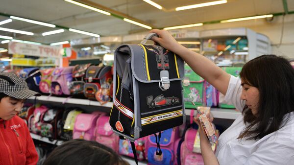 Женщина выбирает школьный рюкзак, архивное фото - Sputnik Беларусь