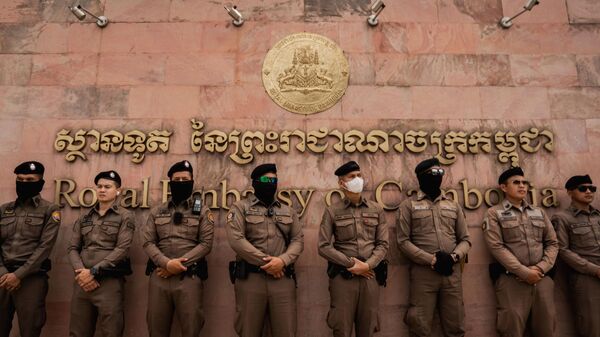 Полиция Таиланда охраняет здание Королевского посольства Камбоджи в Бангкоке во время демонстрации, вызванной напряженностью на тайско-камбоджийской границе - Sputnik Беларусь