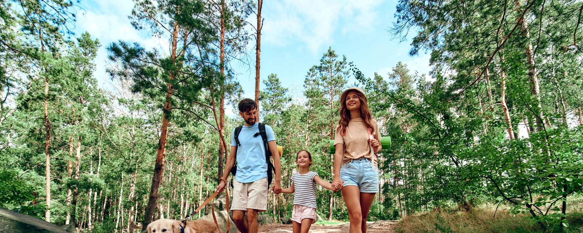 Семья с лабрадором гуляет по лесу - Sputnik Беларусь, 1920, 24.07.2025