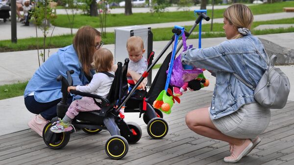 Девушки гуляют с детьми в парке - Sputnik Беларусь